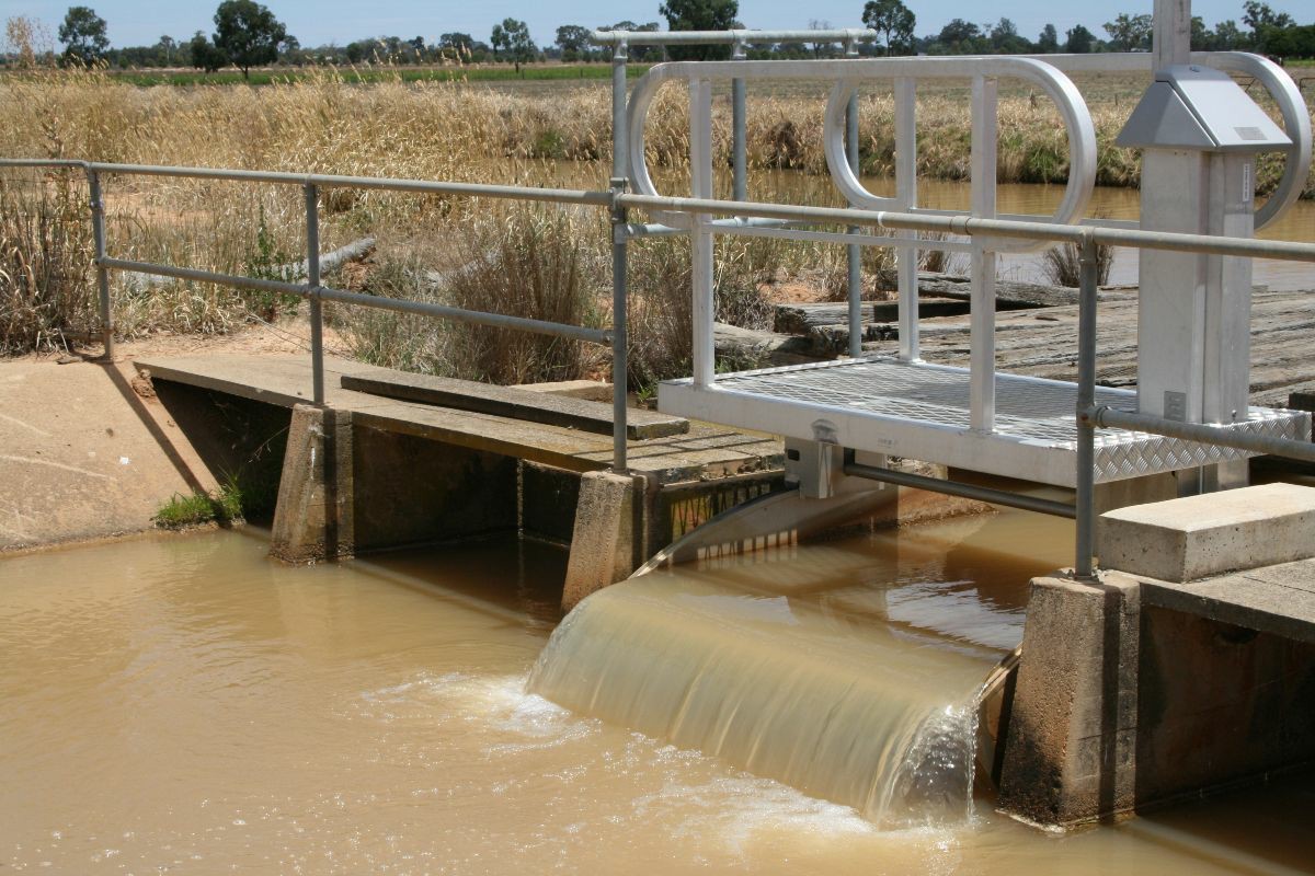 Gravity irrigation system